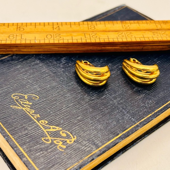 Gold tone vintage clip on earrings career style simple - Picture 2 of 10